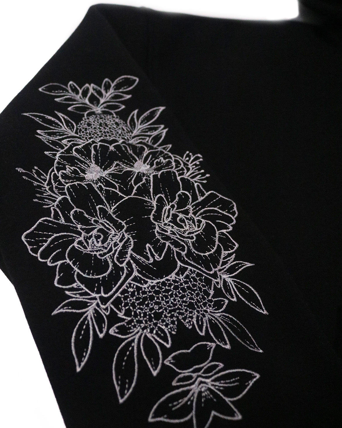 Felpa nera ricamata Keiso vista frontale, hoodie boxy fit edizione limitata