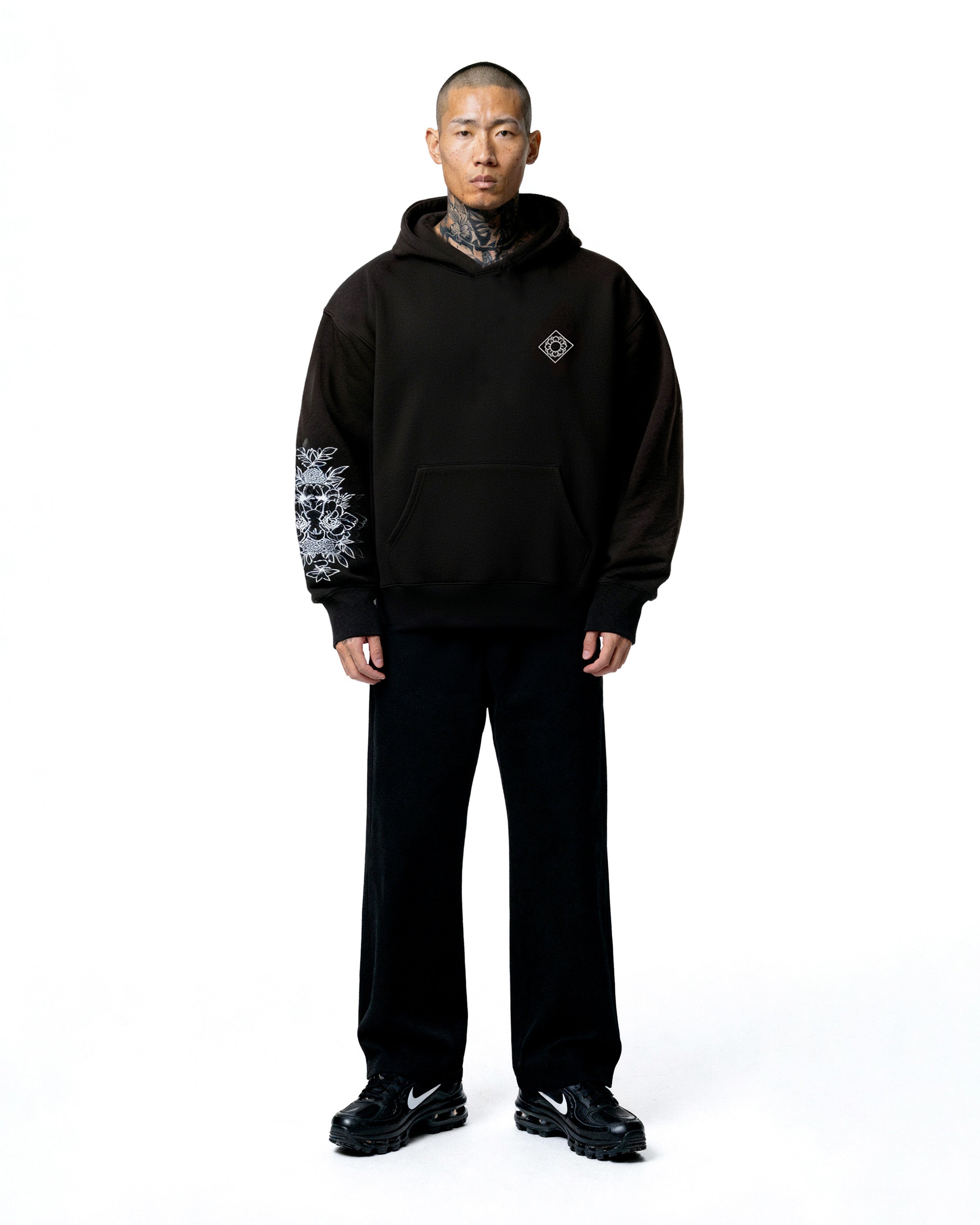 Felpa nera ricamata Keiso vista frontale, hoodie boxy fit edizione limitata